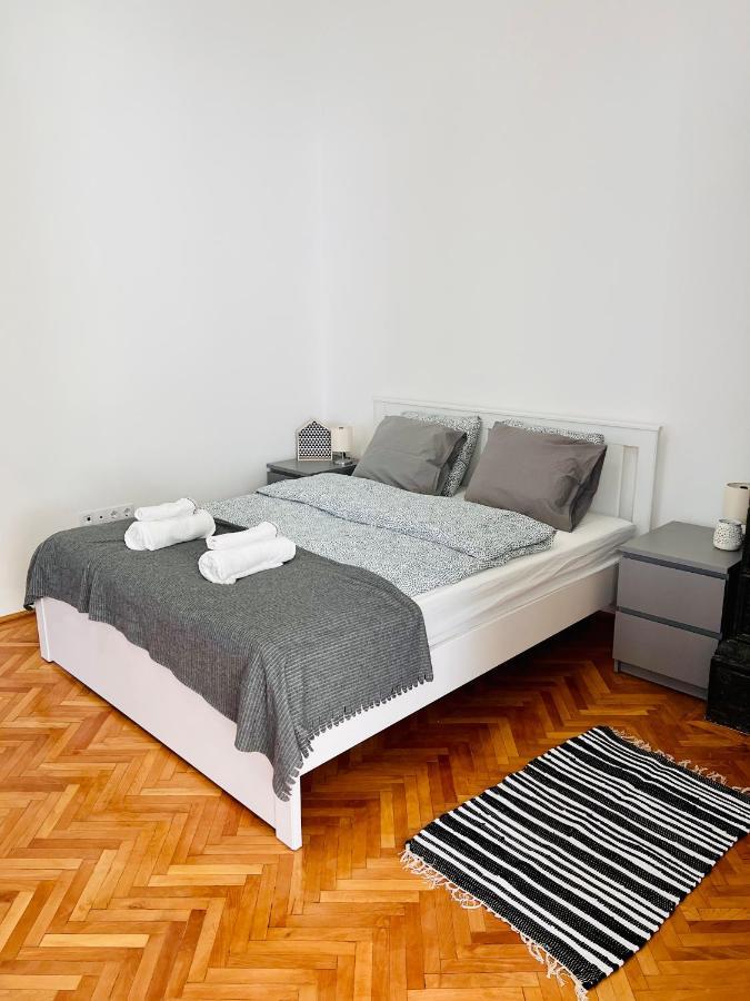 Apartment Friends Central Орадя Екстер'єр фото