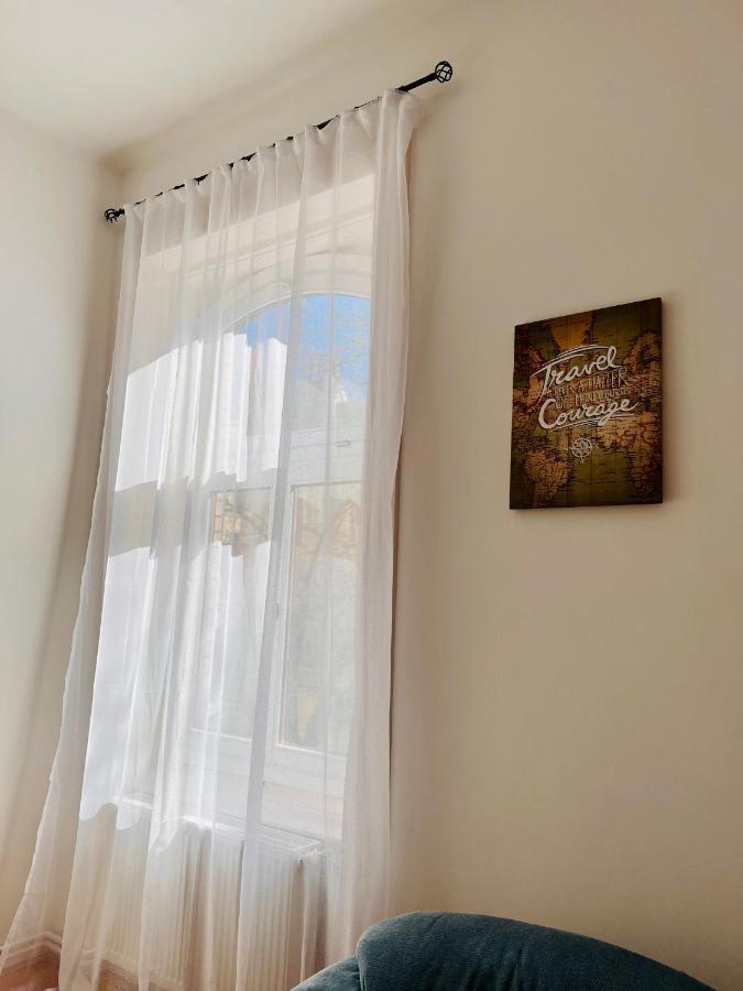 Apartment Friends Central Орадя Екстер'єр фото