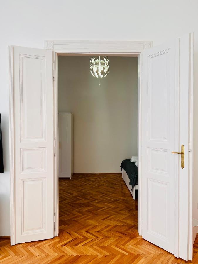 Apartment Friends Central Орадя Екстер'єр фото