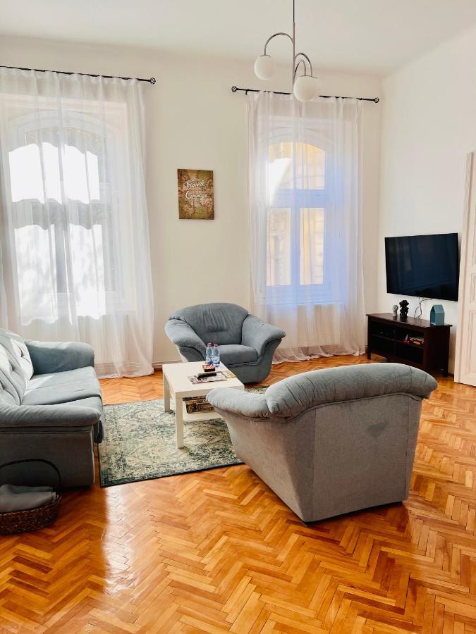 Apartment Friends Central Орадя Екстер'єр фото