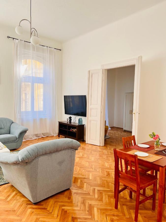 Apartment Friends Central Орадя Екстер'єр фото
