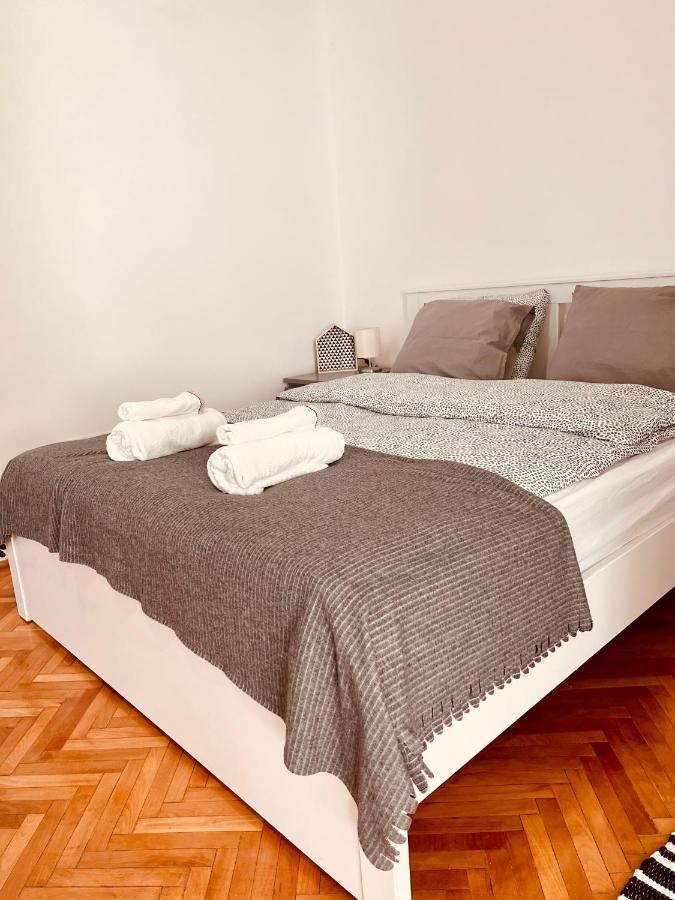 Apartment Friends Central Орадя Екстер'єр фото