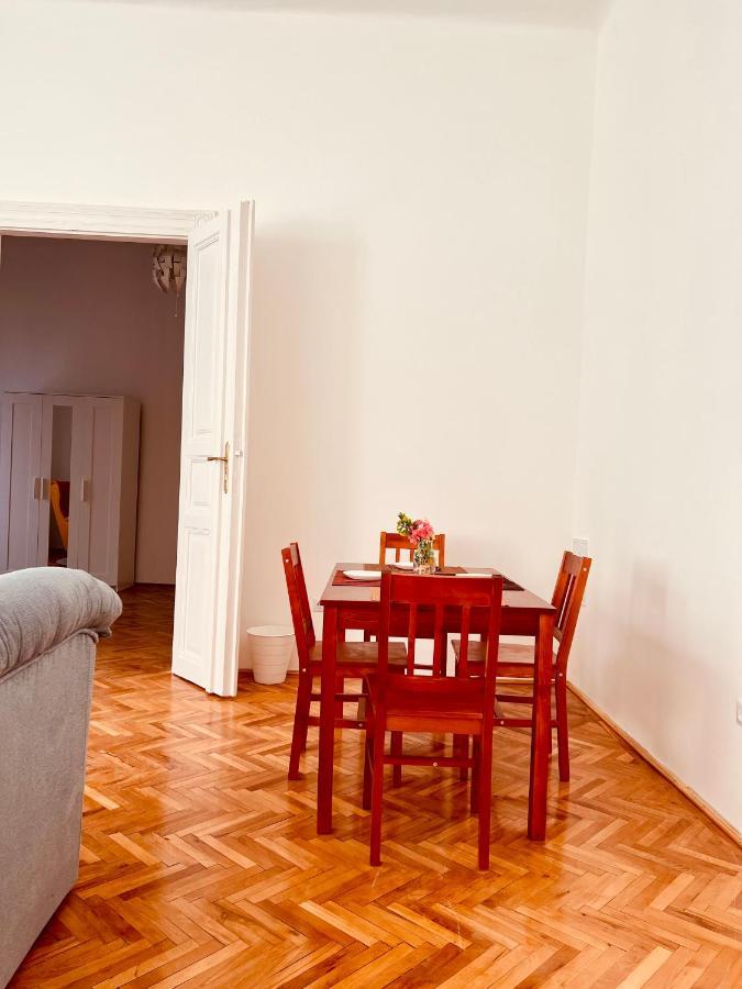 Apartment Friends Central Орадя Екстер'єр фото