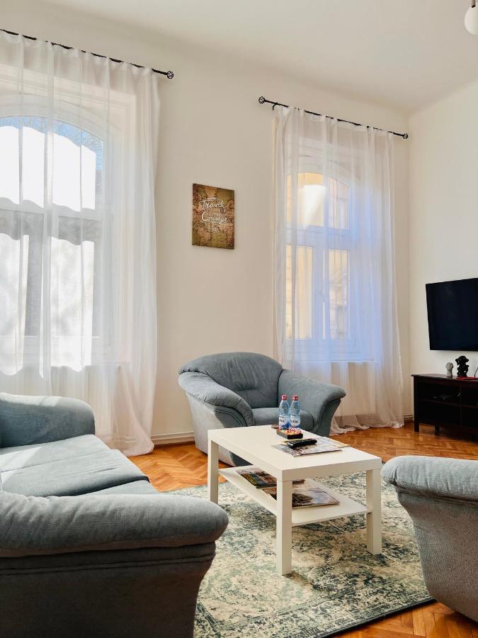 Apartment Friends Central Орадя Екстер'єр фото