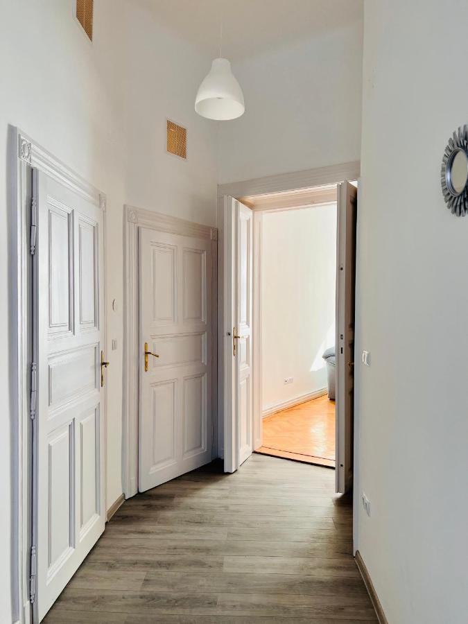 Apartment Friends Central Орадя Екстер'єр фото
