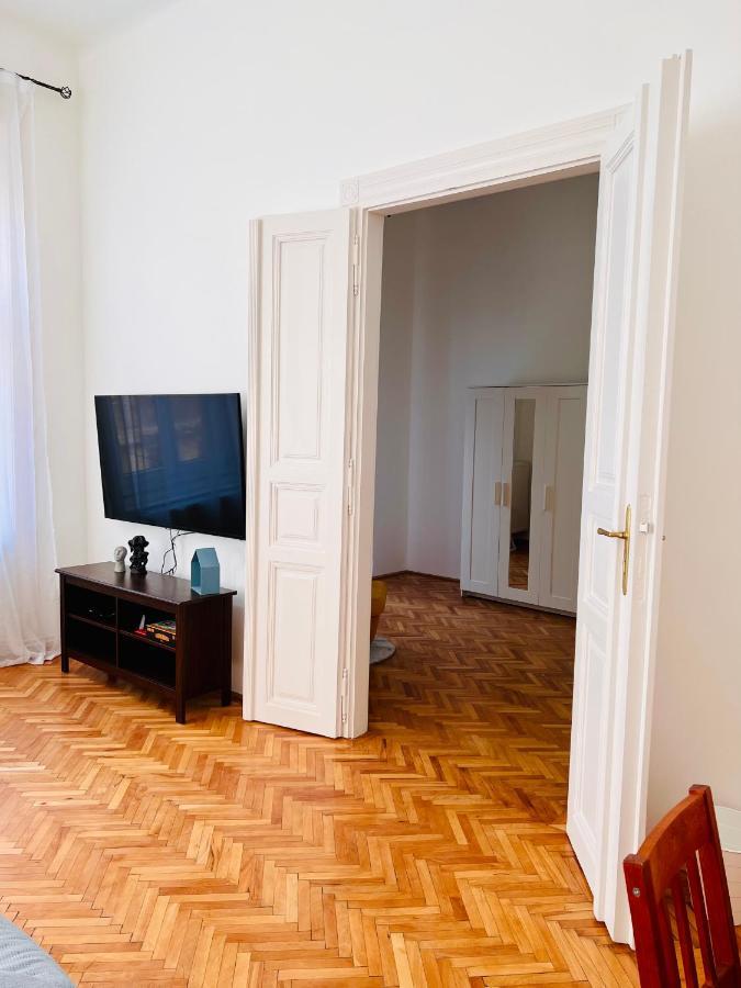 Apartment Friends Central Орадя Екстер'єр фото