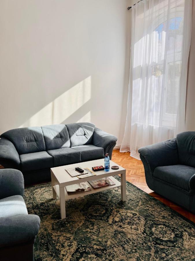 Apartment Friends Central Орадя Екстер'єр фото
